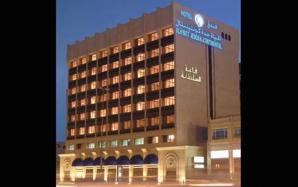 Jeddah Rooms showing hotel building and parking lot
